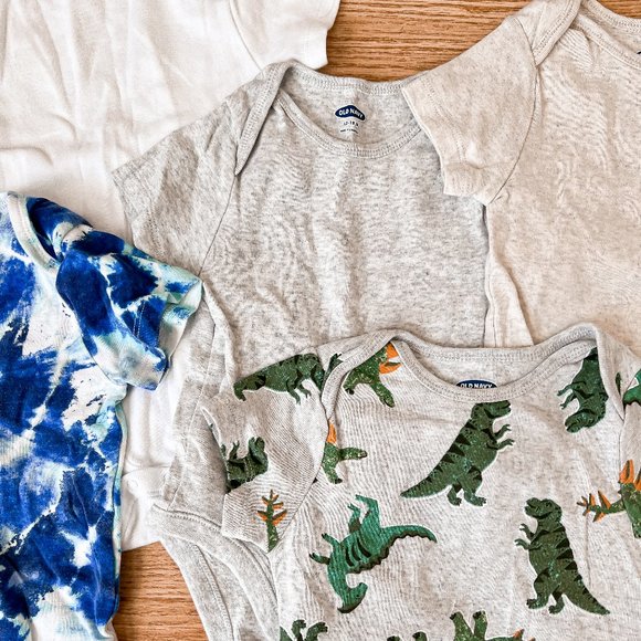 Pack of 5 Old Navy Baby Onesies - Picture 3 of 7